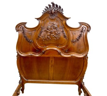 Außergewöhnliches Barockbett im Louis XV-Stil aus geschnitztem Walnussholz für Babys