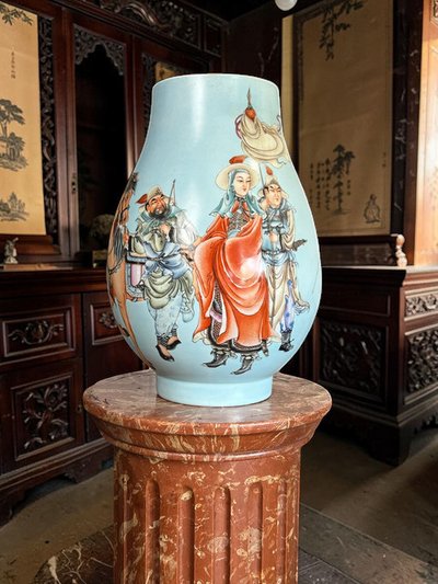 GRANDE VASO A BALAUSTRO IN PORCELLANA CON DECORAZIONE IN SMALTO POLICROMO, 39 CM