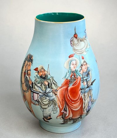 GRANDE VASO A BALAUSTRO IN PORCELLANA CON DECORAZIONE IN SMALTO POLICROMO, 39 CM