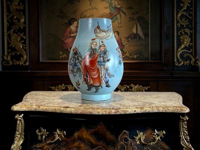 GRANDE VASO A BALAUSTRO IN PORCELLANA CON DECORAZIONE IN SMALTO POLICROMO, 39 CM