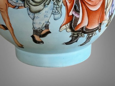 GRANDE VASO A BALAUSTRO IN PORCELLANA CON DECORAZIONE IN SMALTO POLICROMO, 39 CM