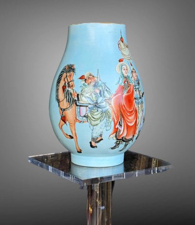 GRANDE VASO A BALAUSTRO IN PORCELLANA CON DECORAZIONE IN SMALTO POLICROMO, 39 CM