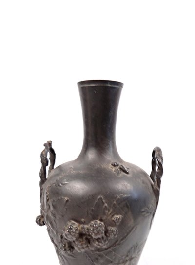 Vaso in bronzo Art Nouveau con manici firmato François Moreau (1832-1926) fine XIX secolo