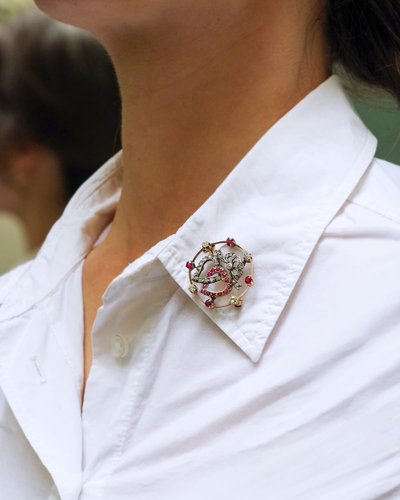 Spilla con rubino e diamante a doppio cuore in oro e argento 14 carati