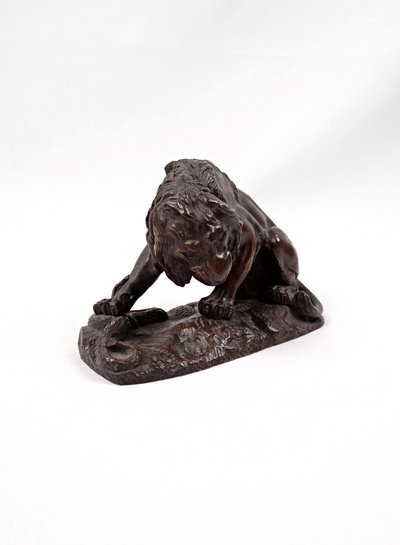 Bronzeskulptur Löwe mit Schlange im Geschmack von Antoine Louis Barye XIX.