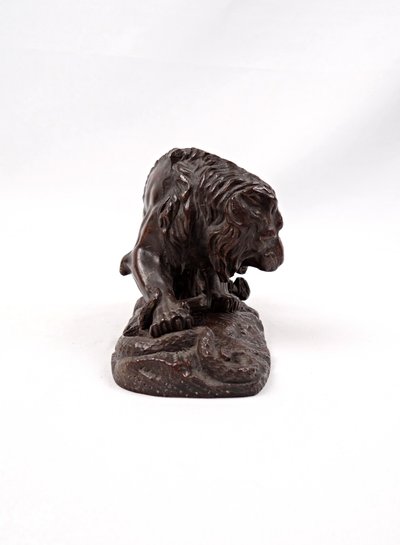 Bronzeskulptur Löwe mit Schlange im Geschmack von Antoine Louis Barye XIX.