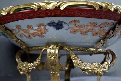 Große Schale aus Imari-Porzellan und Bronzefassung, Japan - Ende 19.