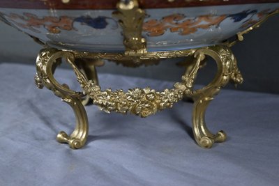 Große Schale aus Imari-Porzellan und Bronzefassung, Japan - Ende 19.
