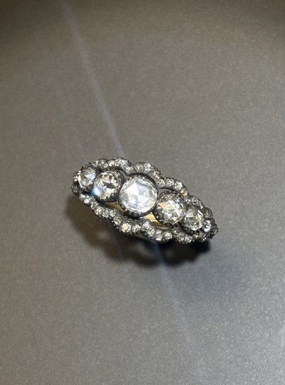 Anello in oro 18 carati, argento e diamanti, XIX secolo