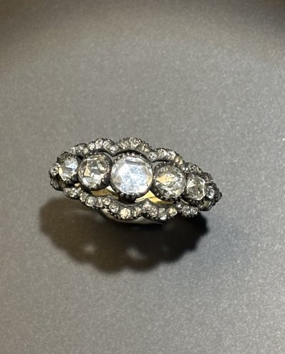 Anello in oro 18 carati, argento e diamanti, XIX secolo