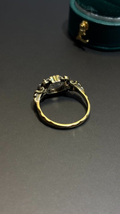Anello ritratto con diamanti, XIX secolo