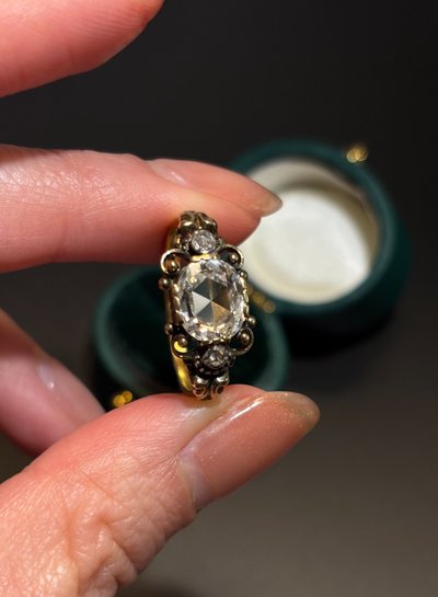 Anello ritratto con diamanti, XIX secolo