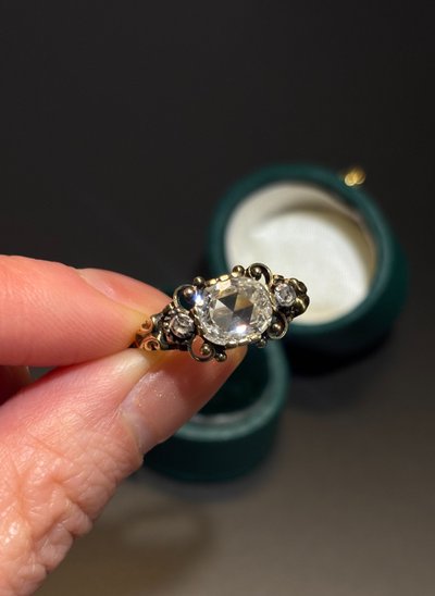 Anello ritratto con diamanti, XIX secolo