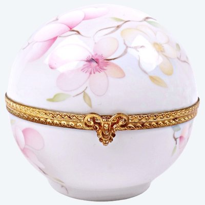 Bomboniera in porcellana di Limoges con decoro floreale e montatura in bronzo dorato, 1960 circa
