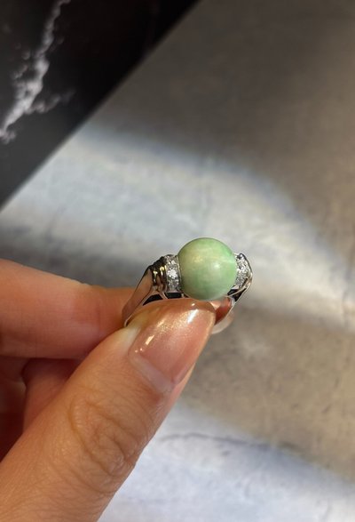 Anello Art Déco in oro bianco, giada e diamanti