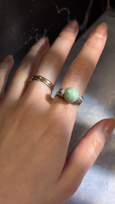 Anello Art Déco in oro bianco, giada e diamanti