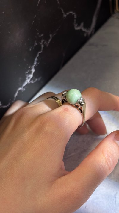 Anello Art Déco in oro bianco, giada e diamanti