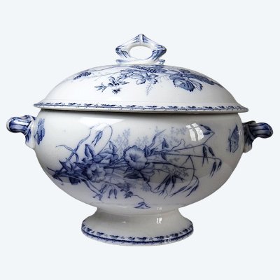 Soup tureen in Sarreguemines fine earthenware, Carmen model, blue décor 19th-20th century
