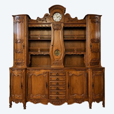 Important buffet deux-corps Louis XV galbé en merisier avec horloge intégrée