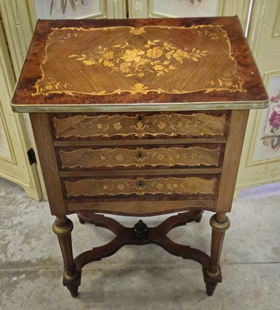 Commode travailleuse marquetée époque Napoléon III