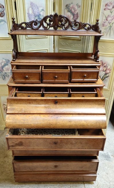 Commode Secrétaire en noyer avec étagère sculptée – époque Louis Philippe