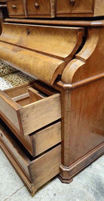 Commode Secrétaire en noyer avec étagère sculptée – époque Louis Philippe