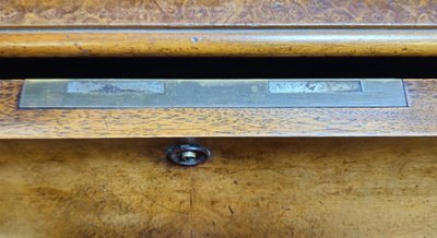 Commode Secrétaire en noyer avec étagère sculptée – époque Louis Philippe