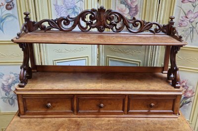 Commode Secrétaire en noyer avec étagère sculptée – époque Louis Philippe