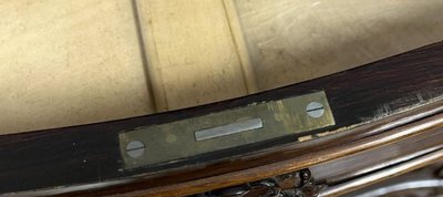 Vitrine galbée époque Napoléon III en acajou