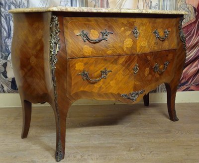Commode galbée de style Louis XV en marqueterie