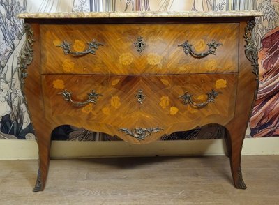 Commode galbée de style Louis XV en marqueterie