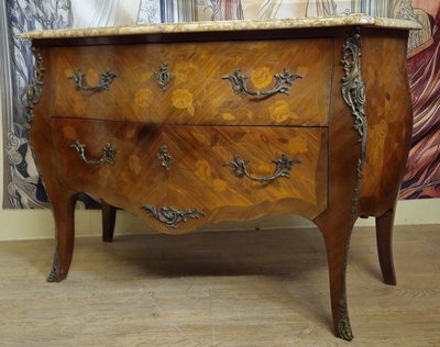 Commode galbée de style Louis XV en marqueterie