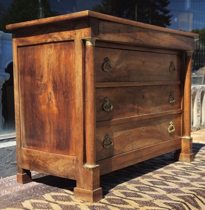 Commode en noyer époque Empire à colonnes détachées