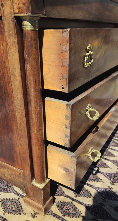 Commode en noyer époque Empire à colonnes détachées
