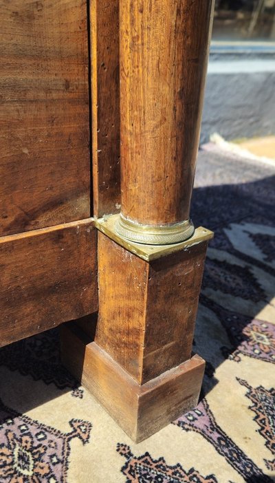 Commode en noyer époque Empire à colonnes détachées