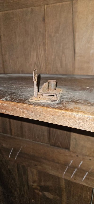 Bedeutender Schrank aus der Zeit von Louis XV aus massivem Nussbaumholz
