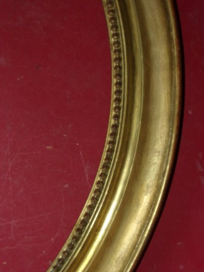Oval frame from the 19th century, in gilded wood.