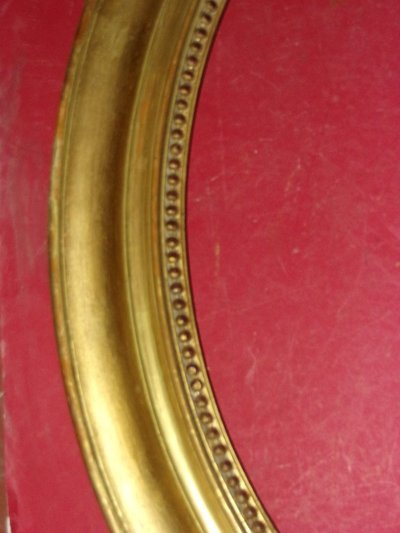 Oval frame from the 19th century, in gilded wood.