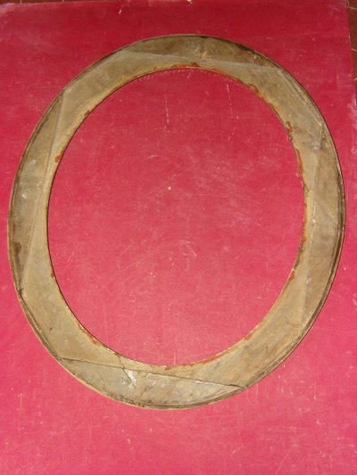 Oval frame from the 19th century, in gilded wood.
