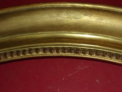 Oval frame from the 19th century, in gilded wood.