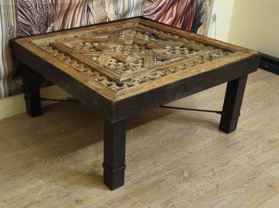 Coffee table with carved top - Handcrafted - 20th century