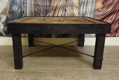 Coffee table with carved top - Handcrafted - 20th century