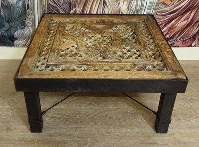 Coffee table with carved top - Handcrafted - 20th century