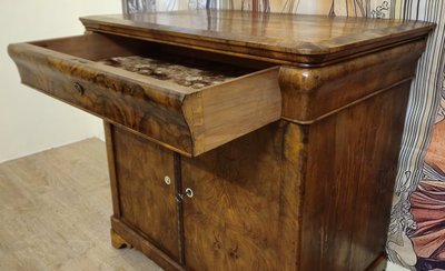 Buffet a doucine / Commode époque Restauration en noyer – XIXe siècle