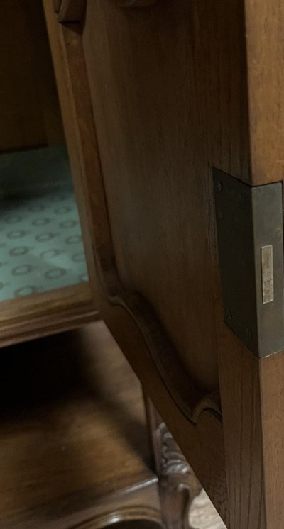 Buffet de style Louis XV en noyer, datant du milieu du XIXᵉ siècle