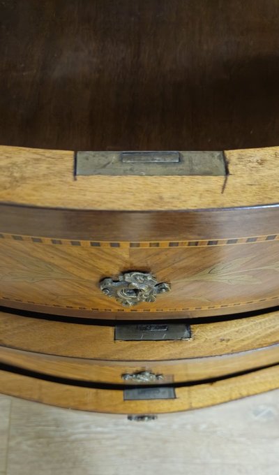 Commode de Dame galbée style Louis XV marquetée avec marbre – XIXᵉ siècle