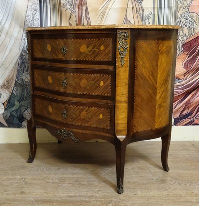 Commode de Dame galbée style Louis XV marquetée avec marbre – XIXᵉ siècle