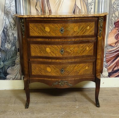 Commode de Dame galbée style Louis XV marquetée avec marbre – XIXᵉ siècle