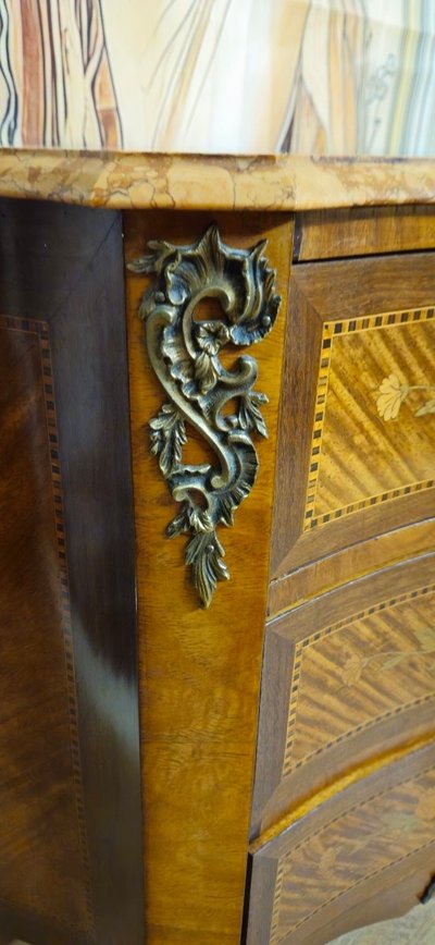 Commode de Dame galbée style Louis XV marquetée avec marbre – XIXᵉ siècle