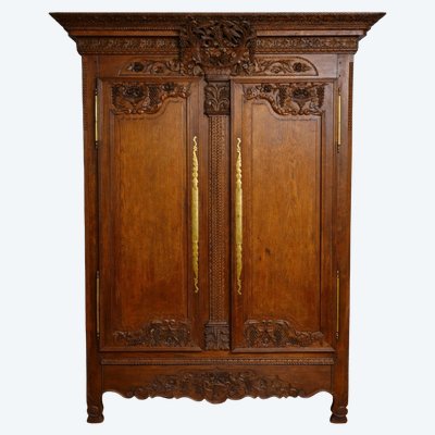 Armoire de Mariage Normande en chêne massif, richement sculptée, époque Louis XV